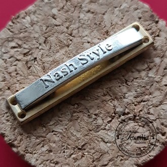 Метална плочка дубликат с логото в случай на: 43x8mm